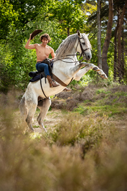 Canvasdoek april Horse and Hunk kalender 2020