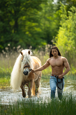 Canvasdoek mei Horse and Hunk kalender 2024