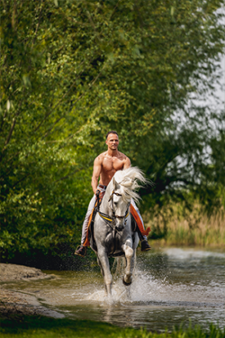 Canvasdoek juli Horse and Hunk kalender 2024