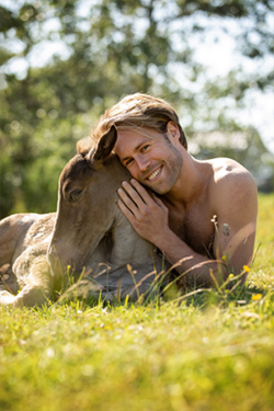 Canvasdoek mei Horse and Hunk kalender 2025