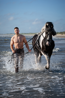 Canvasdoek juni Horse and Hunk kalender 2025