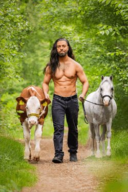 Canvasdoek mei Horse and Hunk kalender 2026